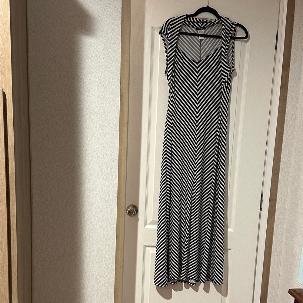 MSK Black and White Chevron Maxi Dress